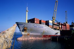 Amarre;-Archipel-des-Comores;-Cargo;-Conteneurs;-France;-Kaleidos;-Kaleidos-images;-La-parole-à-limage;-Laurent-Abad;-Mayotte;-Océan-Indien;-Port;-Quai;-Seal-Usaramo;-Stories-Pictures